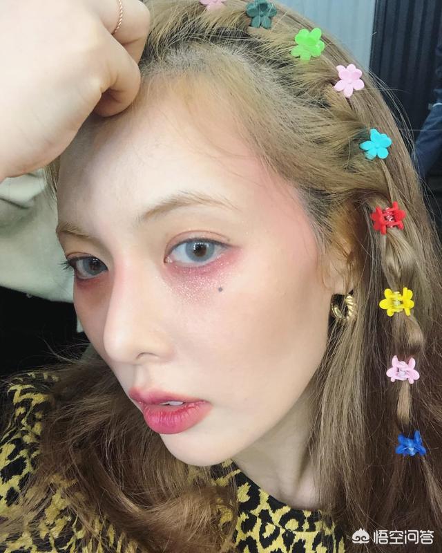 金泫雅整容:如何看待金泫雅在舞台上衣服不慎解开并托胸完成表演？