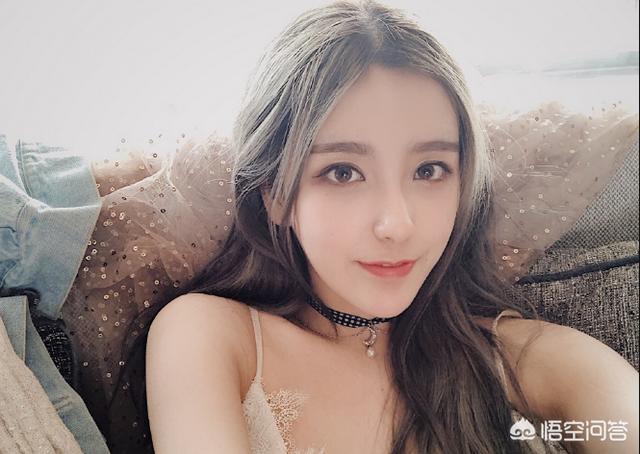 LOL女解说Rita发写真秀美腿,有些网友却评价“像偷玉米的”,你觉得呢？