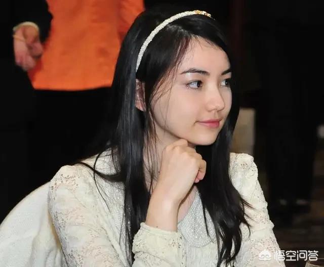 黑嘉嘉与柯洁宣布结婚:最帅女棋手阿丽亚娜接受采访中表示最喜欢柯洁，你怎么看？