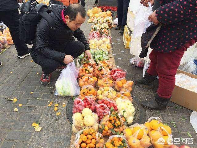 果农的水果卖不掉，市民却吃不起水果，这其中有哪些原因？