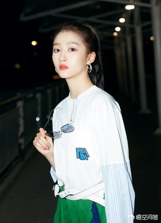 吴倩机场造型:你觉得关晓彤漂亮吗有多漂亮