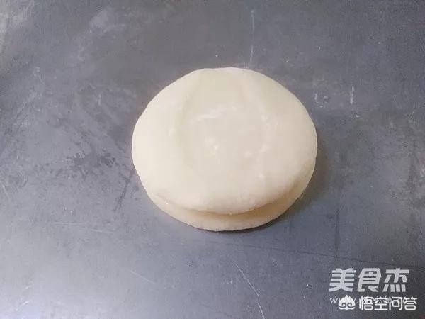 春饼是烙制还是蒸熟，薄如纸的春饼是如何制作而成的