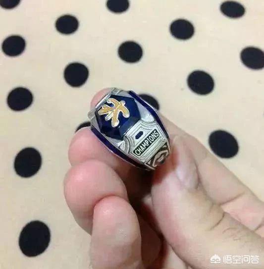 《英雄联盟》S1-S8总冠军戒指对比,S6最酷炫,S8的最壕,那么你最喜欢哪款？