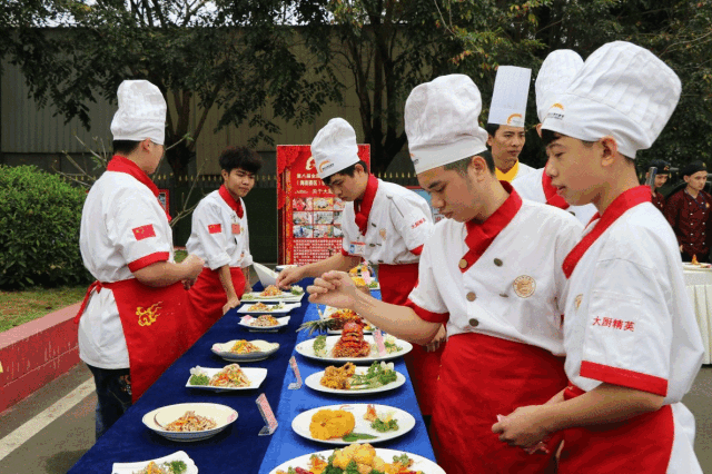 想找个好的烹饪技工学校学厨,学厨哪个技校好呢？