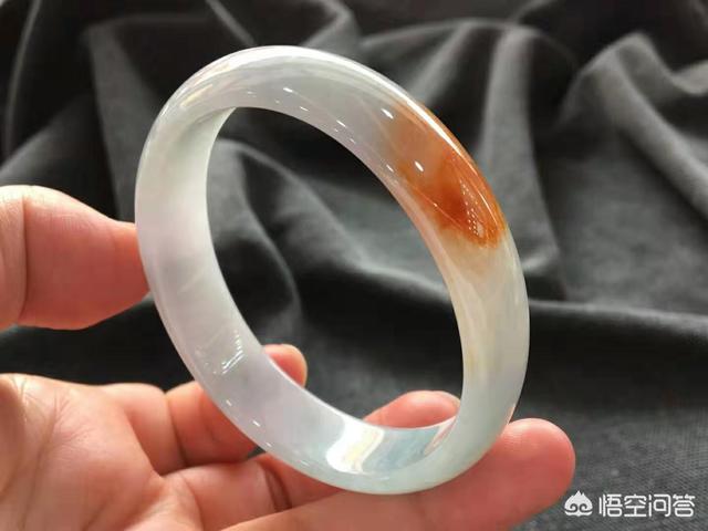 翡翠手镯的颜色有哪些,翡翠手镯有些什么颜色？价格怎么样？