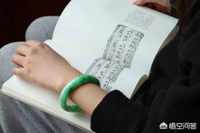 女生戴的翡翠吊坠,女孩子戴什么样式的翡翠挂饰最合适呢？