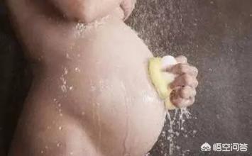 孕妇肚脐里的黑色硬物可以抠出来吗，怀孕八个月洗澡的时候可以搓肚子吗