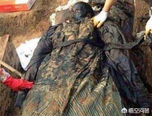 黄拙吾是谁，为什么死后要穿龙袍？