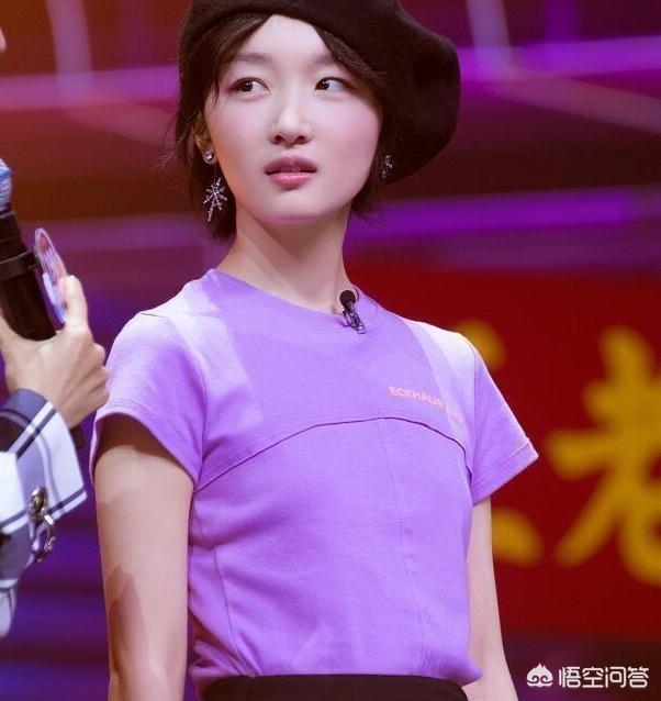 美女戴狗项圈和脚链:女孩子戴金手镯就比戴银手镯漂亮吗？对此你怎么看？