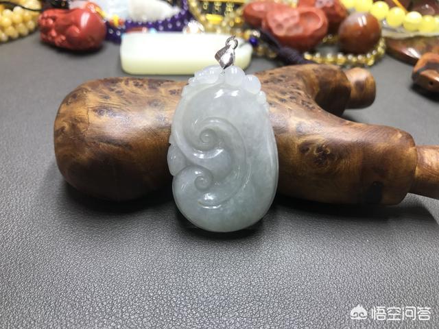 女生戴的翡翠吊坠,女孩子戴什么样式的翡翠挂饰最合适呢？