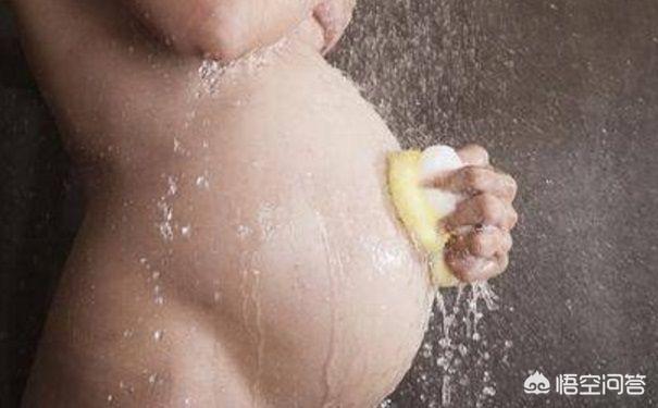 拨开女人湿漉漉的两片，孕妇在洗澡的时候有哪些需要注意的问题