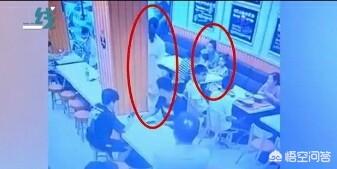 孕妇因与丈夫吵架,竟拿起麻辣烫泼向邻桌一岁的小孩,大家怎么看？