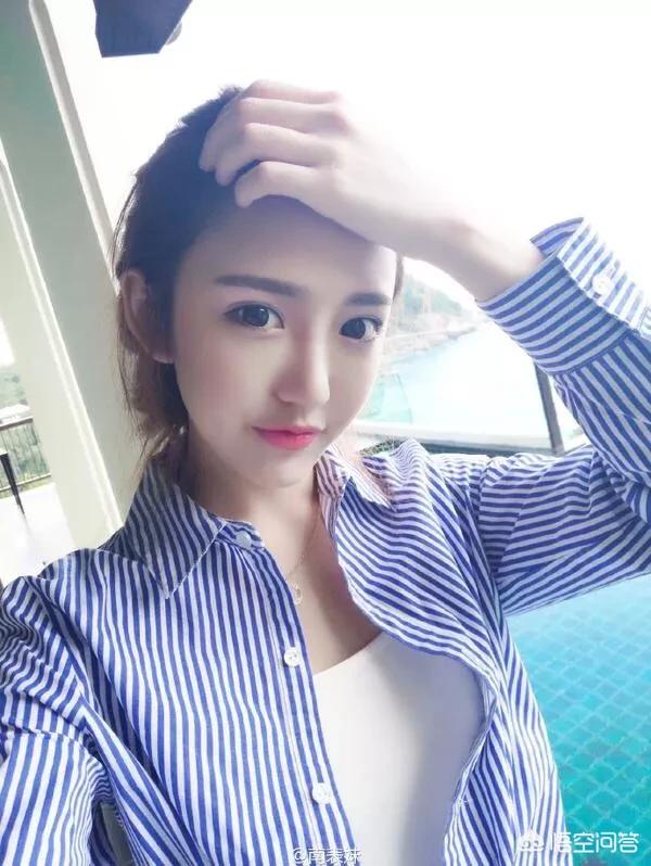 一个男生主动约你出来但是举止行为都很有礼貌,是喜欢还是什么？