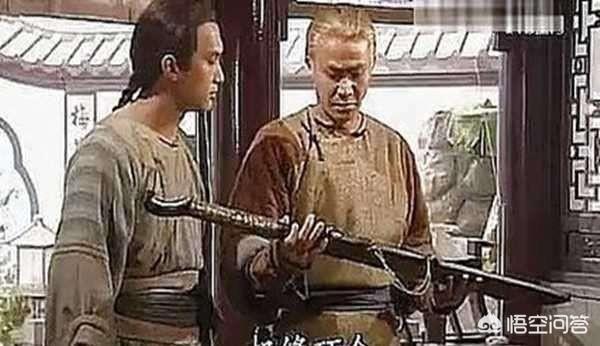 排一下金庸武侠里的兵器排名,如十大或五大,尽量综合一下匹配的使用者和该兵器的武功,你会怎么排？