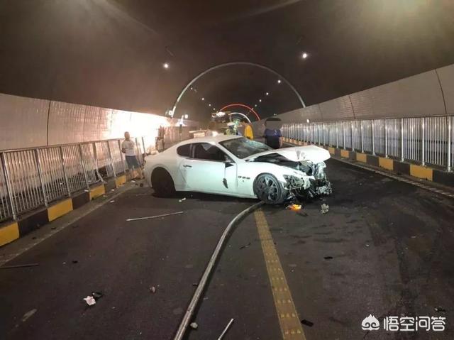 两轿车隧道内飙车:高速路上隧道内禁止超车，那前车车速太慢怎么办