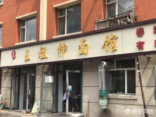 长春女子餐厅用餐时遭男子“咸猪手”,同伴上前制止反遭对方多人殴打；警方：嫌疑人已自首,行拘12日。你怎么看？