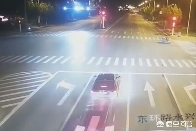 奔驰宝马后备箱灵异事件:玛莎拉蒂追尾宝马，宝马豪车为何火光四起，豪车都不安全吗？