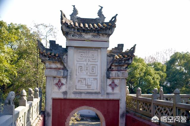 毛致毛致用简历:在小城市买了房欠了点钱，想把农村的房子卖掉合适不？