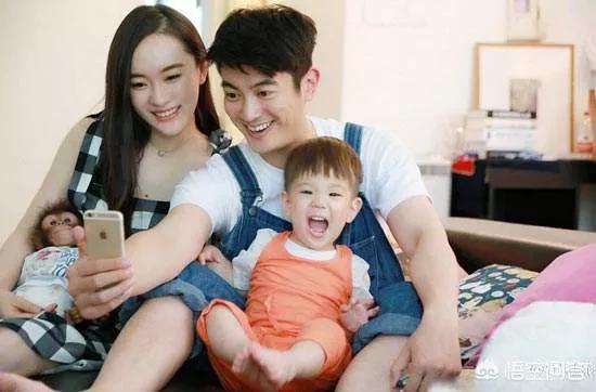 张铎老婆:娱乐圈女大男小的婚姻，有哪些比较幸福的