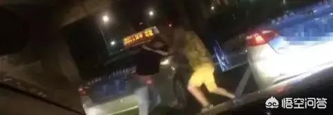 打仗视频:海口俩男子竟在车流中互殴，疑似事发视频网上热传, 你怎么看？