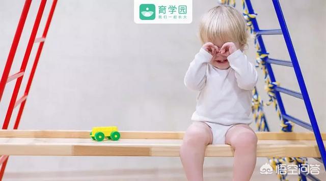 孩子在外面胆小在家里却很活跃,应该如何帮助她改变？