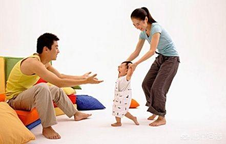 哈士奇模仿婴儿爬行视频:一周岁的宝宝一般过多久可以自己独立走路呢？