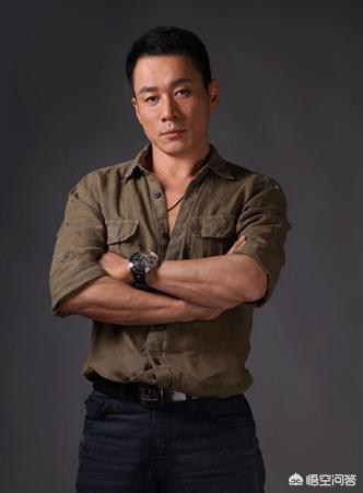 帕丽斯希尔顿:超模阿普顿被称之为最美火箭球迷，这是为什么