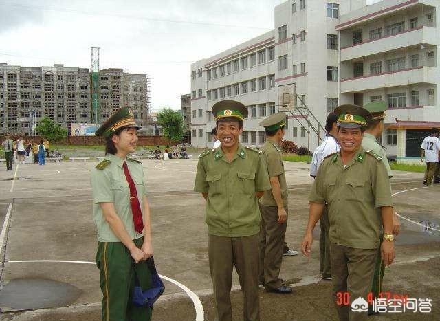 越南拥有3万多公安军,新制服上为何都使用了绿色领章？