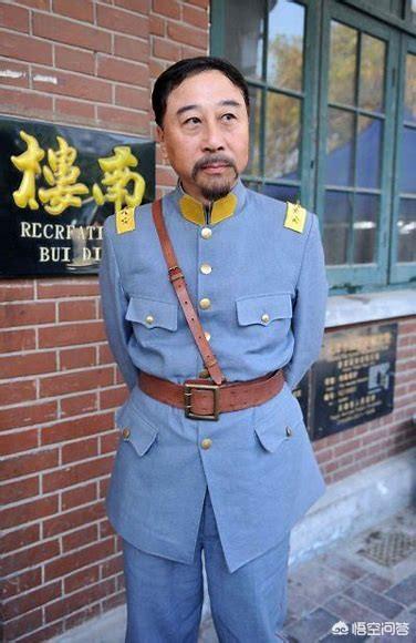 冯巩儿子:冯巩背孙子等公交，被网友认为很接地气，你怎么看明星出行方式？