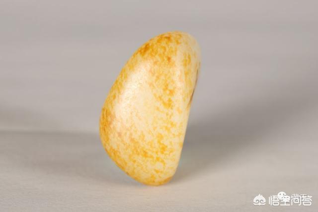 如何鉴别和田玉原石,怎么辨别和田玉籽料原石的洒金皮？