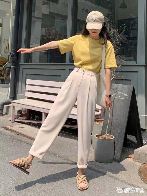 米白色搭配墨绿色米白色是很适合夏季的一个颜色,米白色本身就是一个