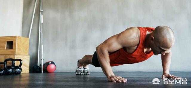 一个不会做俯卧撑的人，该怎么办才能够练出胸肌