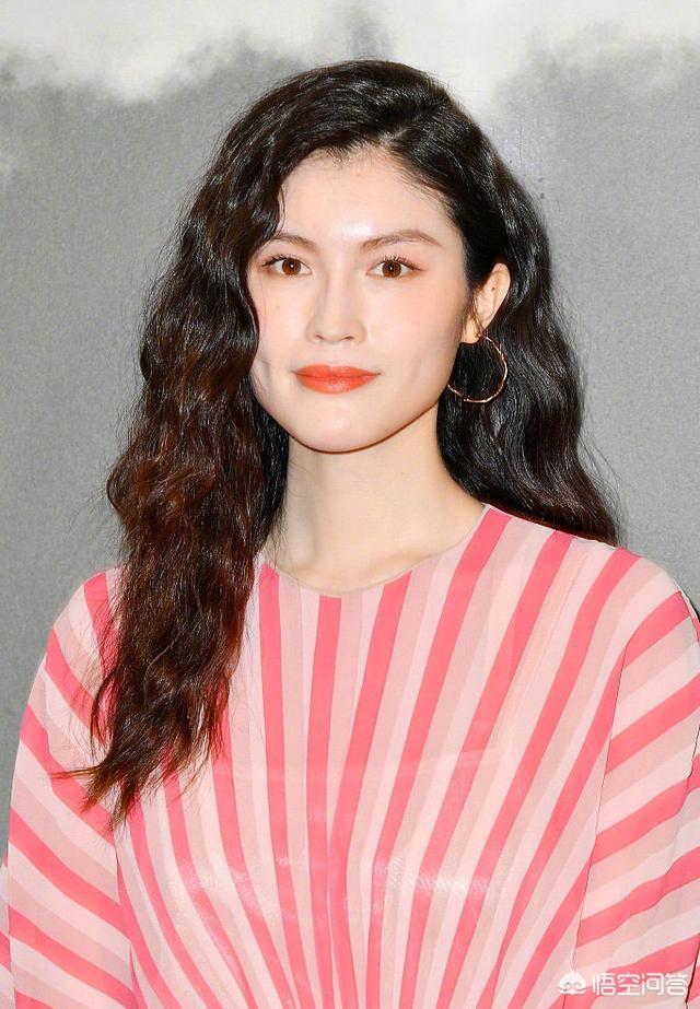 郭碧婷身高:郭碧婷出席巴黎时装周，穿的黑色半透轻薄透纱长裙是什么风格？