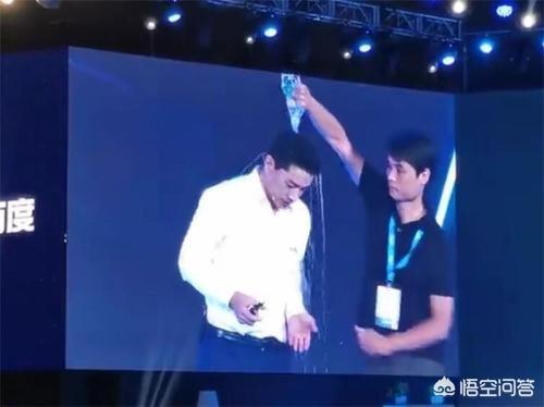 张全蛋:百度CEO李彦宏现场演讲，为什么会被泼水？