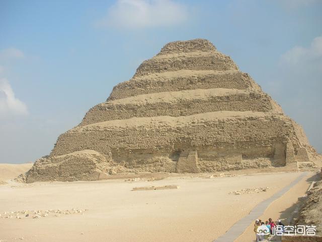 金字塔是怎样造成的，有人说金字塔是水泥浇灌的，是真的吗