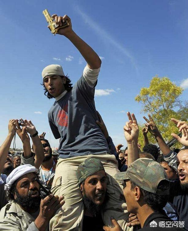 血腥的图片大全，曾经打死卡扎菲，还抢走黄金手枪的士兵，最后下场如何了？