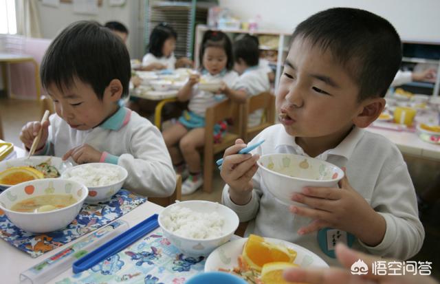 日本小学生的日常饮食你知道吗，日本学生在教室吃便当不会影响到别人吗