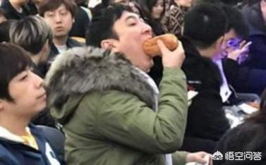 LOL：IG晋级决赛之后,王思聪在后台吃“玉米”被偷拍,这就是获胜秘诀吗？