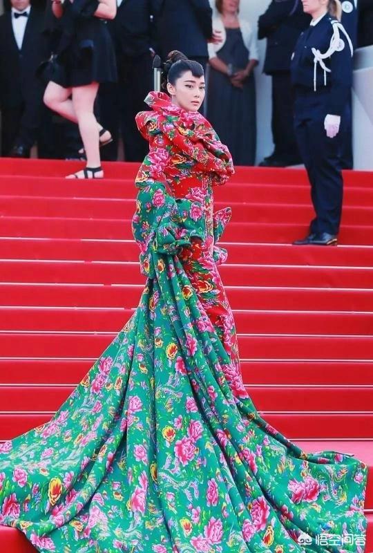 袁立透视婐照:哪些明星令人“惊艳”的服装造型被热搜过