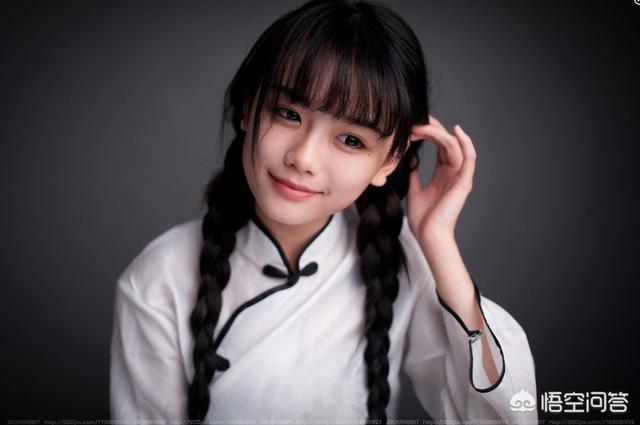 王思聪示爱网红:王思聪表白女网红七七，她早有外国男友，强行夺爱？还撞脸景甜？