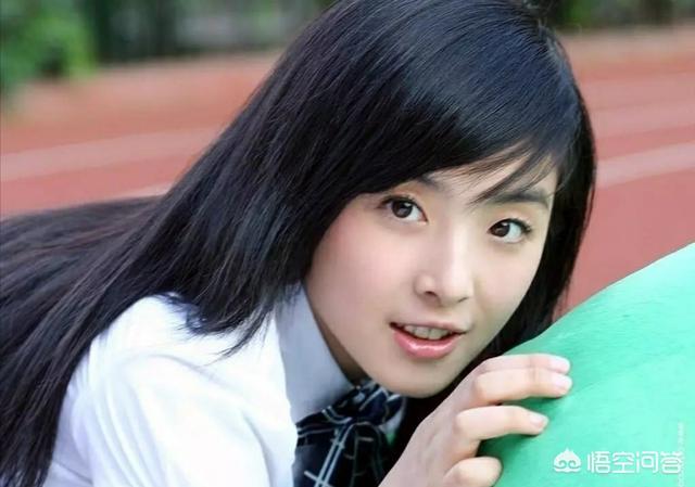 张含韵袁野:背靠刘德华、赵丽颖，绯闻男友是郭麒麟，张含韵怎么就红不了？