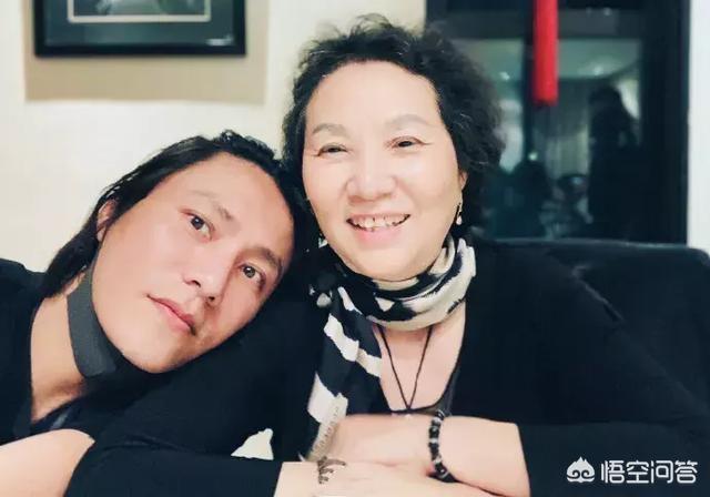 杨丞琳潘玮柏蔡依林同框:明星与妈妈合照，哪张最相似？
