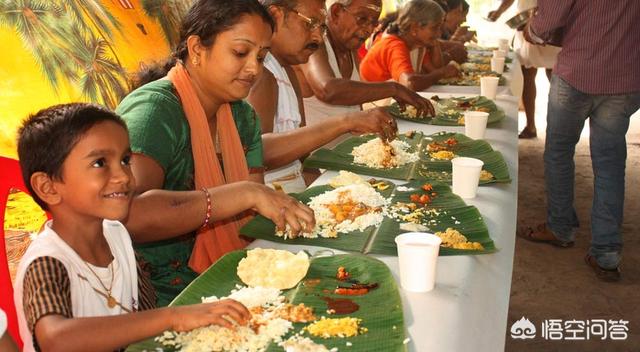 印度人吃饭用右手还是左手，为什么印度的人吃饭一直用手抓