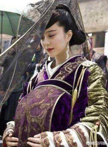 范冰冰怀孕:范冰冰李晨牵手秀恩爱，而鞋子暴露了女神现在是否有身孕？