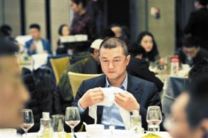 李亚鹏女儿照片:李亚鹏晒女儿近照，网友都在关注他长出的头发，对此你怎么看？