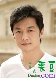 李亚鹏女儿照片:李亚鹏晒女儿近照，网友都在关注他长出的头发，对此你怎么看？
