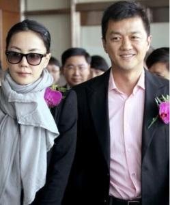 李亚鹏女儿照片:李亚鹏晒女儿近照，网友都在关注他长出的头发，对此你怎么看？