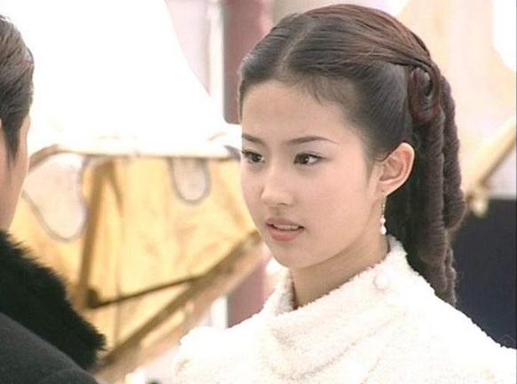 刘亦菲林允柳岩合照:我想问问有没有比刘亦菲漂亮的女演员？