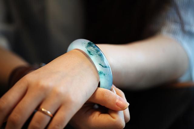 戴玉镯有什么好,女性戴玉镯的好处有哪些？