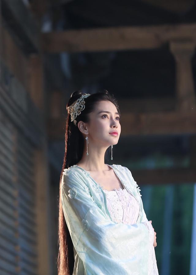 杨颖回应演技争议:为什么很多人说杨颖是女神，喜欢她，却又说她没演技